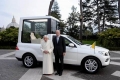 Ngắm ‘xe sang’ của Đức giáo hoàng