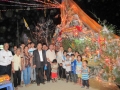 Hình ảnh cha quản xứ thăm các bạn giới trẻ làm trại và các tổ liên gia nhân dịp giáng sinh 2012