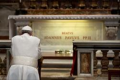 Đức Thánh Cha Phanxicô cầu nguyện trước mộ Chân phước giáo hoàng Gioan Phaolô II
