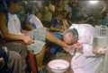 Đức Thánh Cha rửa chân cho các trẻ vị thành niên phạm pháp.
