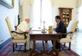 Đức Thánh Cha làm dấu thánh giá trên trán tổng thống Nicolás Maduro