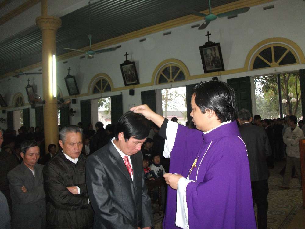 Thứ tư lễ tro tại giáo xứ Trung Nghĩa: Bụi tro sẽ trở về tro bụi