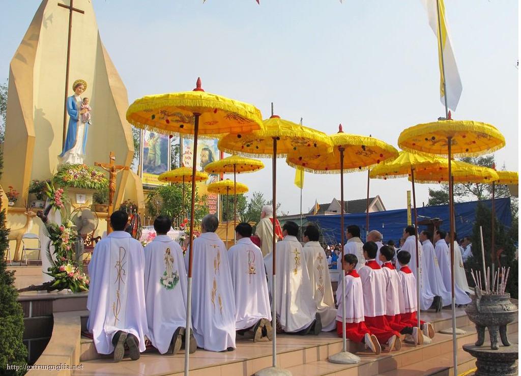 Cao điểm chầu lượt giáo xứ Trung Nghĩa: Đại lễ kính Lòng Thương Xót Chúa