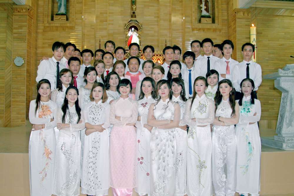 Thánh lễ cưới tại nhà thờ giáo xứ Trung Nghĩa