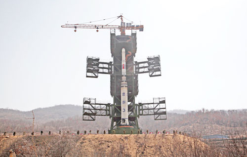 Triều Tiên công khai tên lửa đẩy vệ tinh