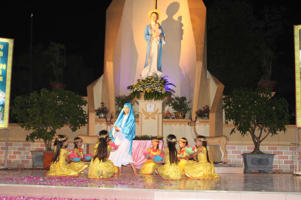 Video dâng hoa kính Đức Mẹ tại quảng trường La vang