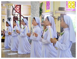 Sáu chị thuộc dòng Bác ái Thouret, Giáo phận Vinh, mừng hồng ân tiên khấn