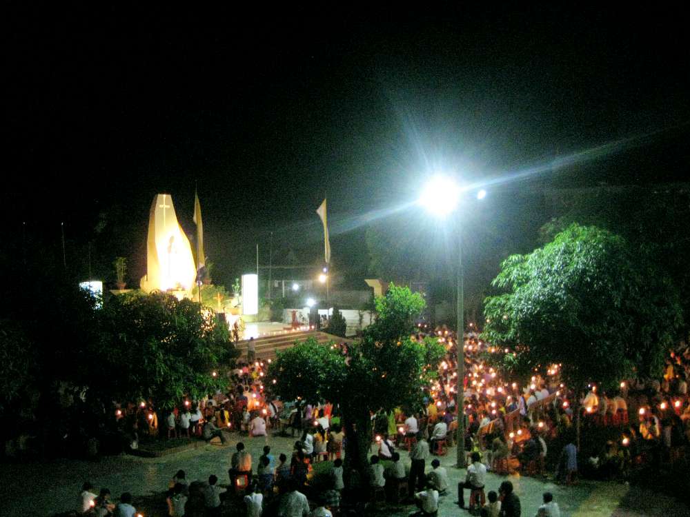 Hơn 8000 quả tim của giáo xứ Trung Nghĩa cùng thắp nến cầu nguyện cho Con Cuông