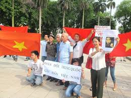 Người Việt Nam lại xuống đường tại Hà Nội và Sài Gòn phản đối Trung Quốc gây hấn ở Biển Đông