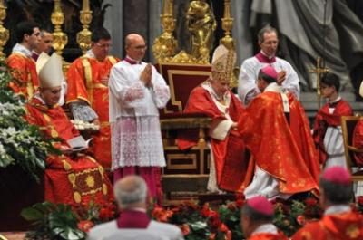 Đức Thánh Cha trao dây Pallium cho 43 vị tổng giám mục chính toà