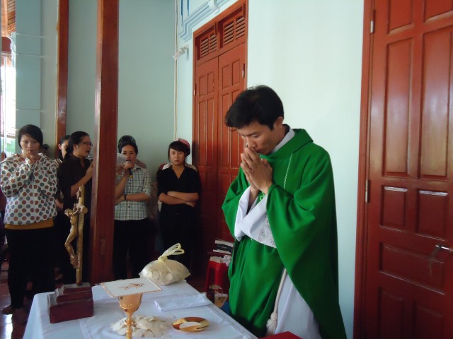 Sự việc vừa xảy ra tại giáo điểm Con Cuông ngày 1-7-2012: Linh mục, giáo dân bị hành hung, tượng bị đập phá