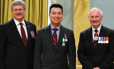Thanh niên gốc Việt nhận Huy chương Kim khánh Bội tinh Kim cương của Nữ hoàng Anh