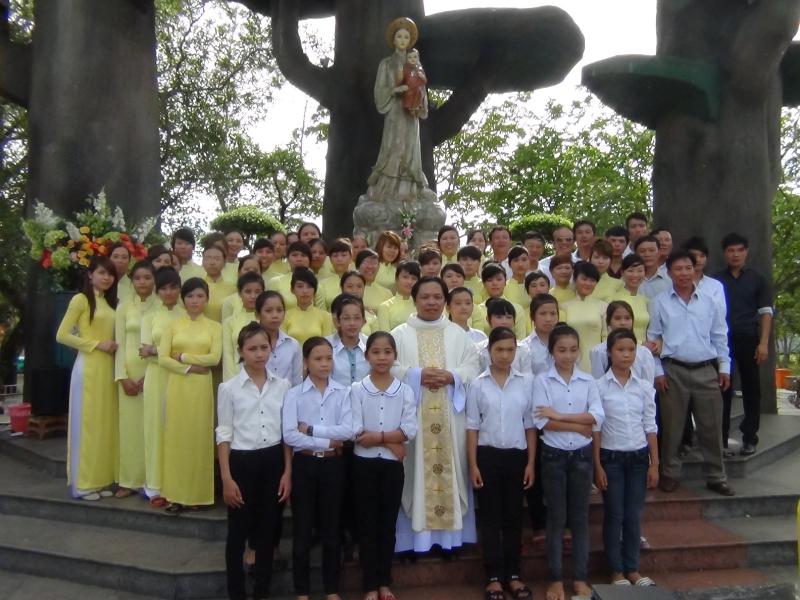 Ca đoàn Elizabeth và giới trẻ giáo họ Trung Cự - xứ Trung Nghĩa, hành hương về bên Mẹ La Vang, Việt Nam