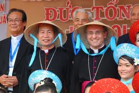 Đức Tổng giám mục Girelli thăm 120 giáo dân tại Mường Ảng, nơi chưa có nhà nguyện. Ảnh: UCAN