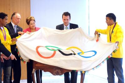 Các tình nguyện viên Ngày Giới trẻ Thế giới tiếp nhận cờ Olympic tại Rio