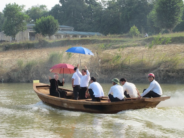 Caritas tặng thuyền cho người dân vùng lũ Hương Khê