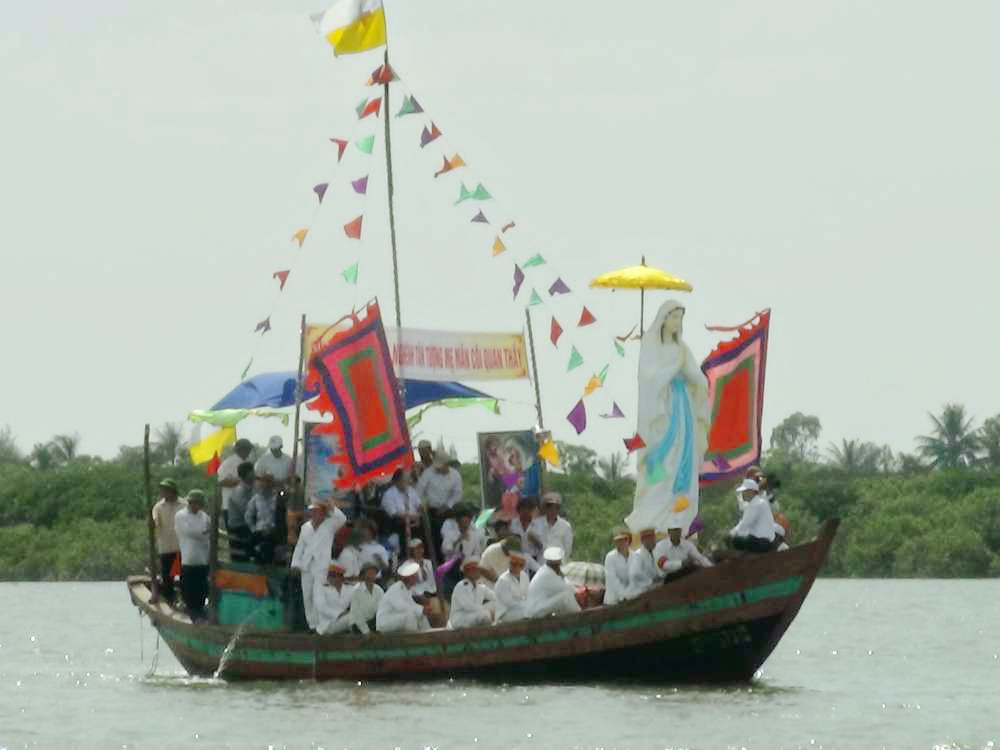 Hơn 50 chiếc thuyền diễu hành cung nghinh tượng Mẹ Mân Côi trên biển Cửa Sót - Kim Đôi, Trung Nghĩa