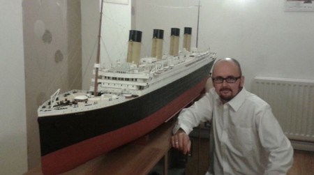 Jason King bên cạnh mô hình tàu Titanic tuyệt đẹp của mình