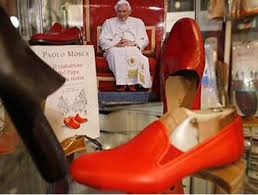 Đôi giày đỏ đặc trưng của Giáo hoàng