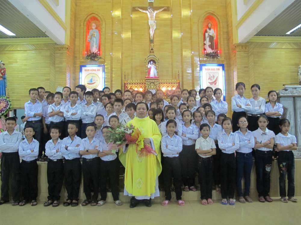 Thánh lễ trao Mình Thánh Chúa cho gần 200 em xưng tội lần đầu tại giáo xứ Trung Nghĩa