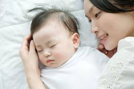 Cha mẹ cầu nguyện với con cái còn hơn là một hoạt động ngoại khóa