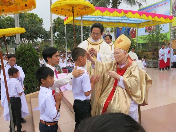 Đức Cha Phaolô Maria Cao Đình Thuyên tham dự tuần đền tạ Thánh Thể tại giáo xứ Trung Nghĩa, Kẻ Gai và Xuân Kiều